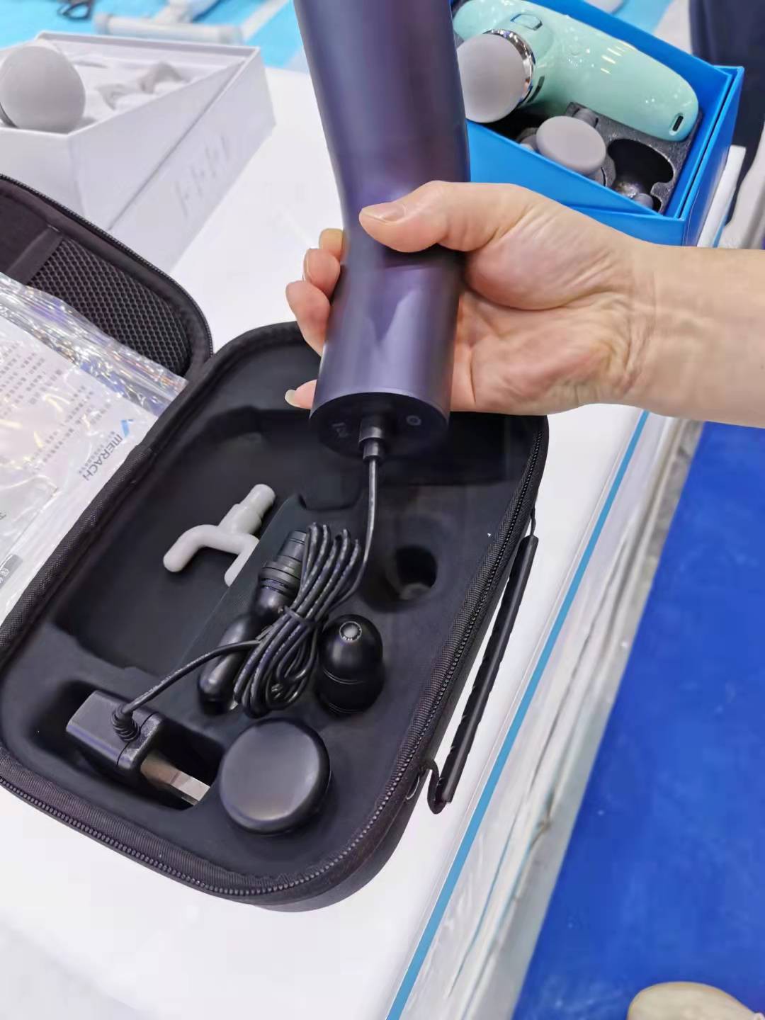 Kako je polnilni pogo pin zasnovan za napravo za ličenje?