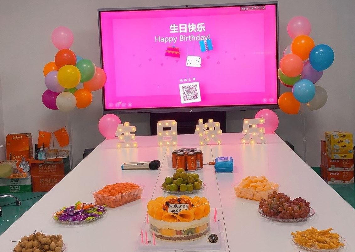 Humanistična oskrba za praznovanje rojstnega dne zaposlenih zaposlenih v podj...